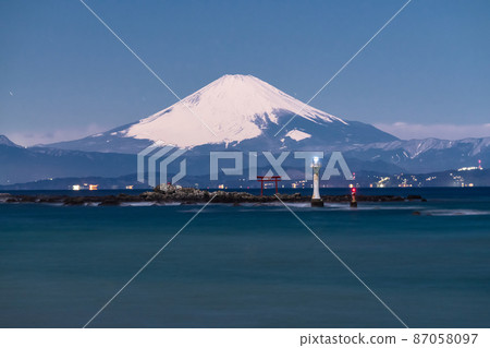 《神奈川縣》富士山和大海的景色/森戶海岸 87058097
