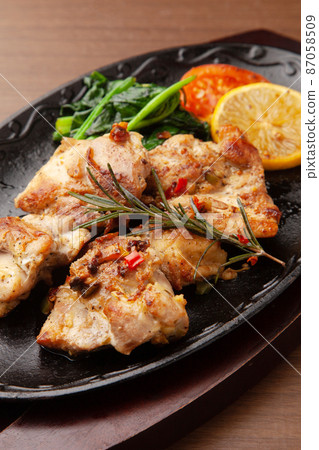 Grilled chicken with herbs 87058509