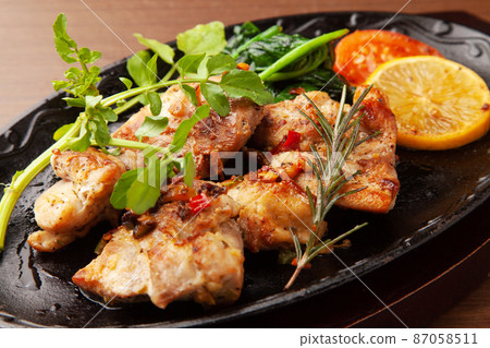 Grilled chicken with herbs 87058511