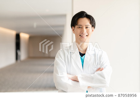 Medical image Young male doctor Shooting cooperation: LINK FOREST 87058956