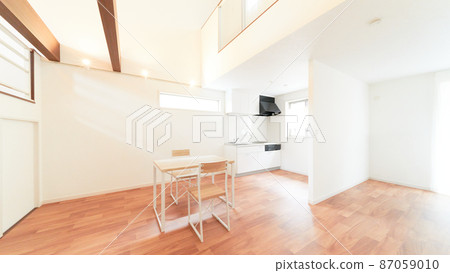 A dining kitchen in a detached house with an atrium *property release has been obtained 87059010