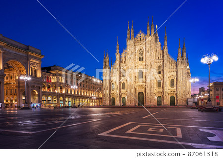 Duomo square at wonderful blue hour 87061318