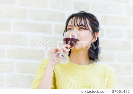 女性在家喝酒 女性在家喝酒 87061452