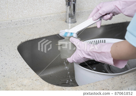 刷排水管的女性房屋清潔工的手 87061852