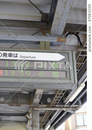 Electric bulletin board in the direction of Otaru on the JR Hokkaido Hakodate Main Line 87063209