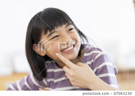 向母親展示牙齒的女孩 87063230