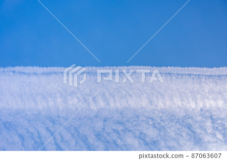 藍天中的水平尾跡 87063607