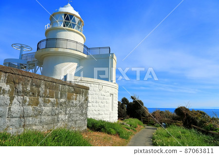 [和歌山縣]晴天下的鹿崎燈塔和水仙（紀伊大島） 87063811
