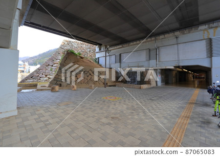 與三原站融為一體的三原城石牆 與三原站融為一體的三原城石牆 87065083