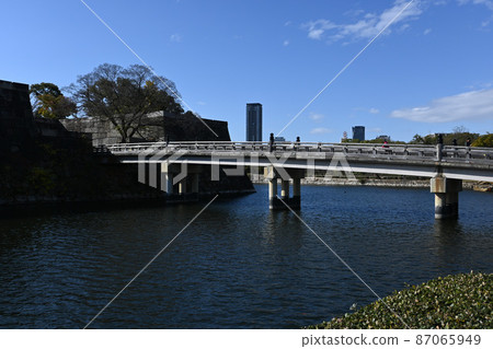 Autumn leaves bridge in Osaka Castle Autumn leaves bridge in Osaka Castle 87065949