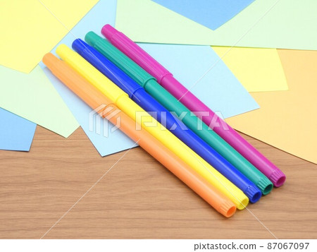 Water-based color pen and randomly placed color drawing paper 87067097