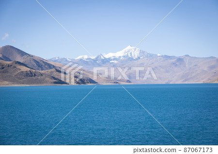 Landscape of yamdrok lake in tibet china 87067173