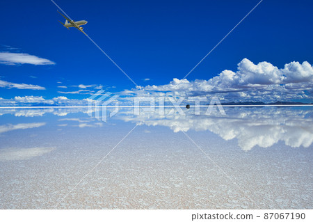 Superb view of Mirror Lake Uyuni salt lake Superb view of Mirror Lake Uyuni salt lake 87067190