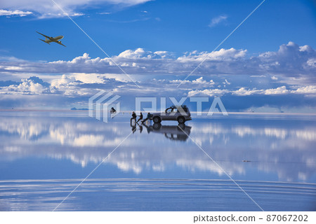 Superb view of Mirror Lake Uyuni salt lake Superb view of Mirror Lake Uyuni salt lake 87067202