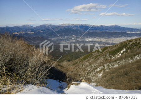 Tanzawa Mountains and Sakawa River basin in winter [Yamakita Town and Minamiashigara City] 87067315