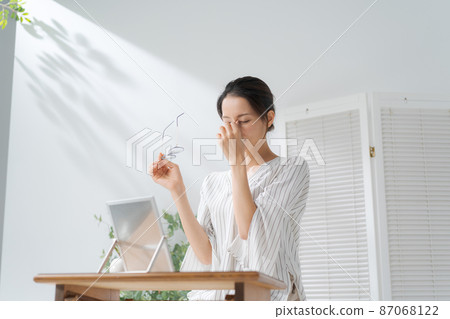 一個女人抱著過度拉伸 87068122