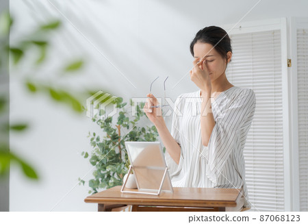 一個女人抱著過度拉伸 87068123