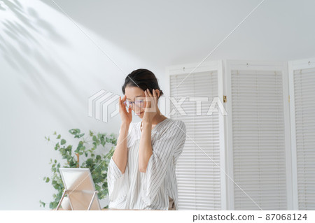 A woman holding an overstretch A woman holding an overstretch 87068124