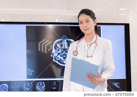 Medical image portrait of a female doctor Photographing cooperation: WEEK Shibadaimon (Sun Frontier Fudousan) Medical image portrait of a female doctor Photographing cooperation: WEEK Shibadaimon (Sun Frontier Fudousan) 87070089