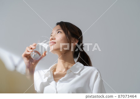 一個女人喝水 87073464