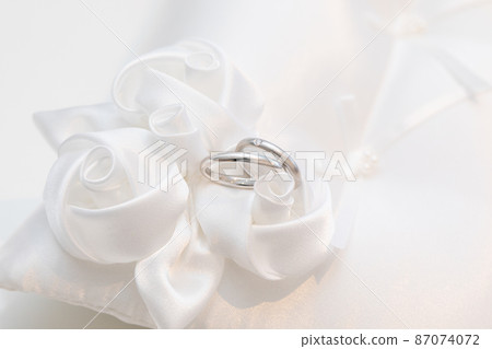 玫瑰戒指枕和婚戒鑽石婚禮 87074072