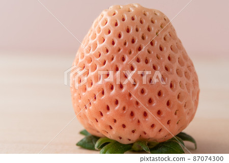 木板上的一個白草莓 87074300