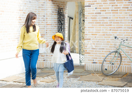 小學生上學，媽媽送行 87075019