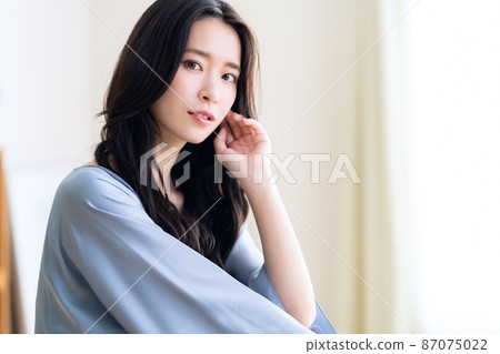 Female beauty beauty skin care living room 87075022