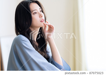 Female beauty beauty skin care living room 87075023