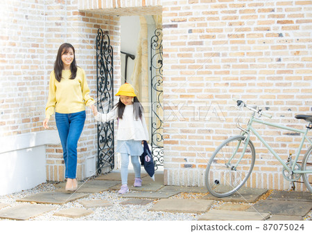Elementary school student going to school, mother to see off 87075024