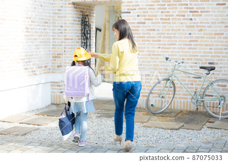 小學生上學，媽媽送行 87075033