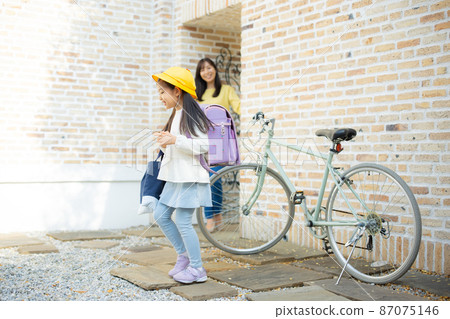 小學生上學,媽媽送行 小學生上學,媽媽送行 87075146