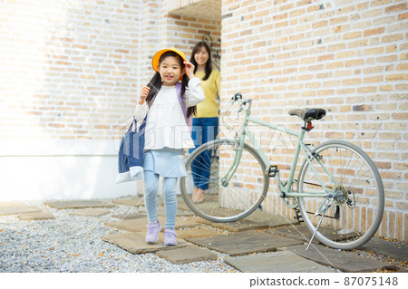 小學生上學，媽媽送行 87075148