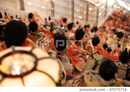 Hina dolls lined up behind the back of the head 87075716