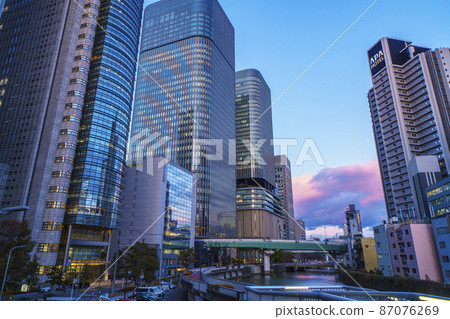Nakanoshima Buildings, near Higobashi Kitazume, evening view [Osaka cityscape] 87076269