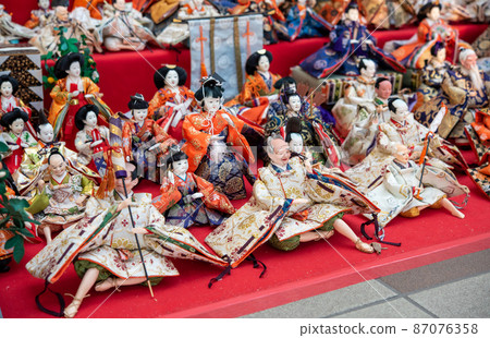 Hina dolls Three people who threw their legs Hina dolls Three people who threw their legs 87076358
