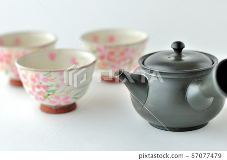 Tokoname-yaki Kyusu and a teacup with a picture of cherry blossoms Tokoname-yaki Kyusu and a teacup with a picture of cherry blossoms 87077479