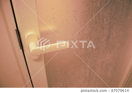 浴室門被水滴弄濕 87079614