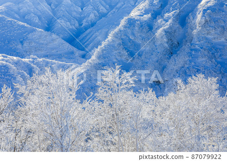 [北海道上富良野町]霧凇和十勝岳的雪景 87079922