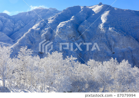 [Kamifurano Town, Hokkaido] Rime, blue sky and mountain scenery 87079994