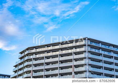 Blue sky and mansion Blue sky and mansion 87082606