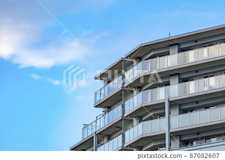 Blue sky and mansion 87082607