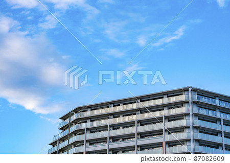 Blue sky and mansion Blue sky and mansion 87082609