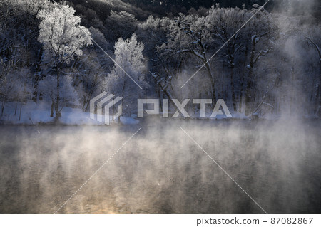 北海道風暴、白霜和池塘 87082867
