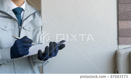 工人檢查外牆的老化和裂縫 87083573