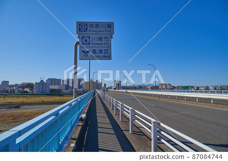Looking toward Takatsu Ward, Kawasaki City from the boundary of the Shin Futako Bridge that spans Kanagawa Prefecture and Tokyo Looking toward Takatsu Ward, Kawasaki City from the boundary of the Shin Futako Bridge that spans Kanagawa Prefecture and Tokyo 87084744