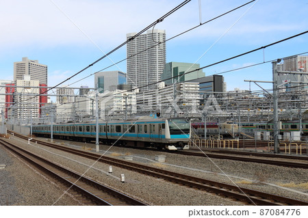 京濱東北線 E233 系列和臥舖特快“日出瀨戶/出雲”在高輪門戶站 京濱東北線 E233 系列和臥舖特快“日出瀨戶/出雲”在高輪門戶站 87084776