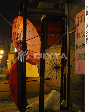 I like walking along the night road in Otaru and the Japanese style of flickering I like walking along the night road in Otaru and the Japanese style of flickering 87085840