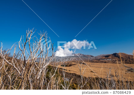 冬天從阿蘇外羽山看到的中岳火山口噴出純白色的火山噴發的延時景觀 87086429