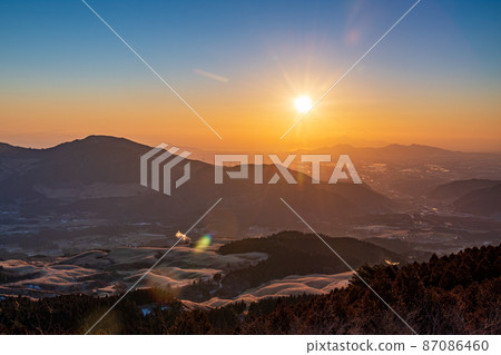 冬天從阿蘇外羽山看到的中岳火山口噴出純白色的火山噴發的延時景觀 冬天從阿蘇外羽山看到的中岳火山口噴出純白色的火山噴發的延時景觀 87086460
